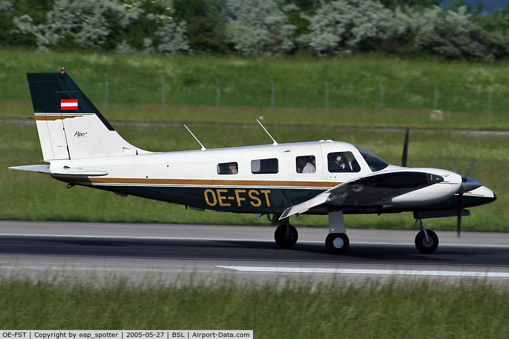 OE-FST, Piper PA-34-220T Seneca IV C/N 34-48079, landing on runway 16