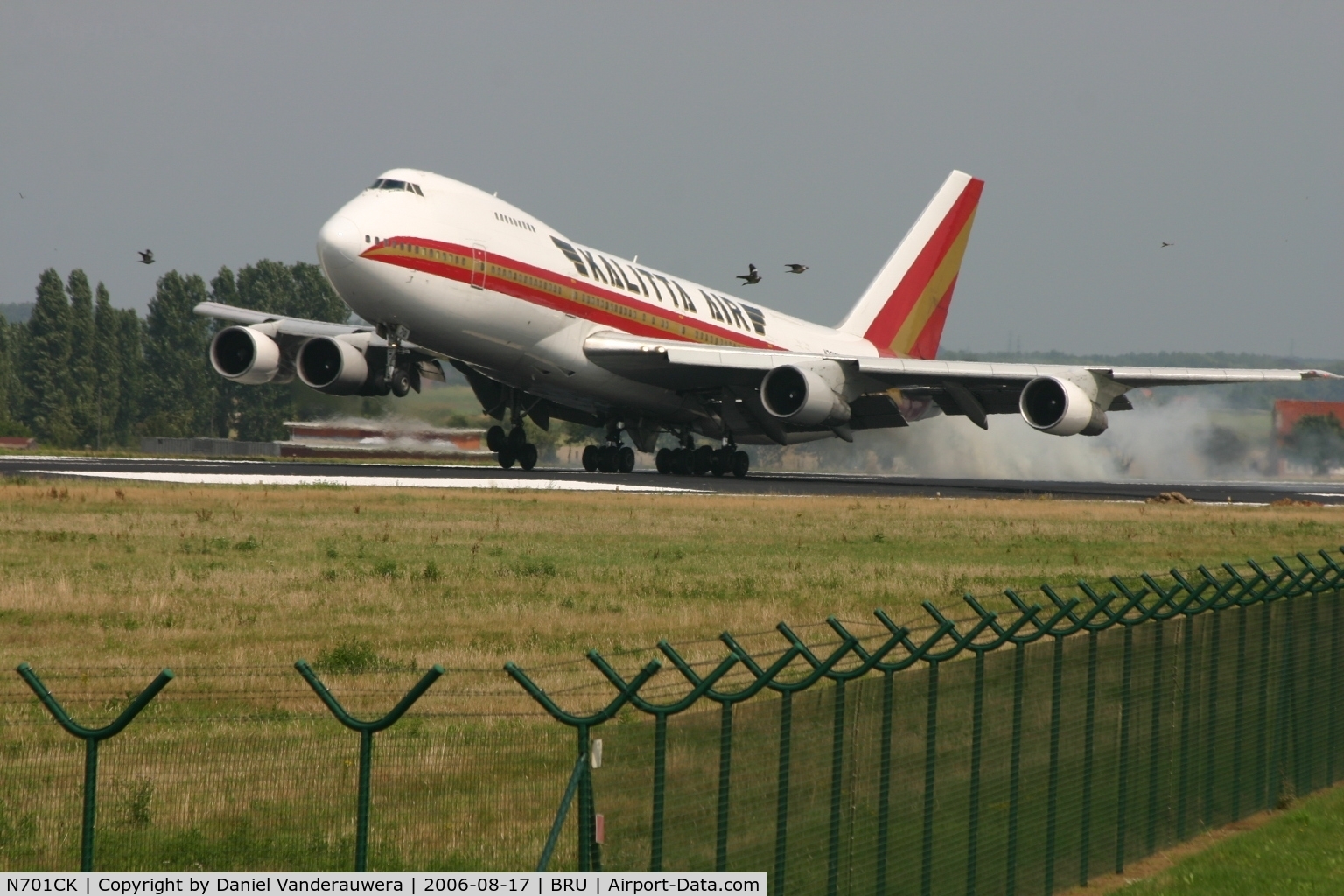 N701CK, 1979 Boeing 747-259B C/N 21730, landing on rwy 25L  -with birds-