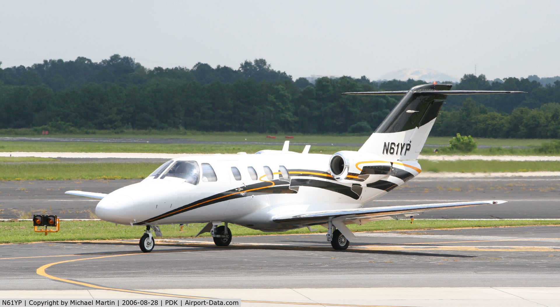 N61YP, 1998 Cessna 525 CitationJet C/N 525-0237, Taxing to Signature Air