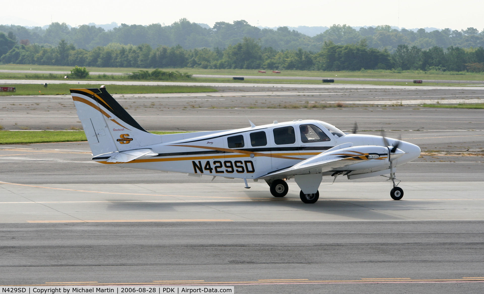 N429SD, 2002 Raytheon Aircraft Company 58 C/N TH-2037, Taxing to Runway 2R
