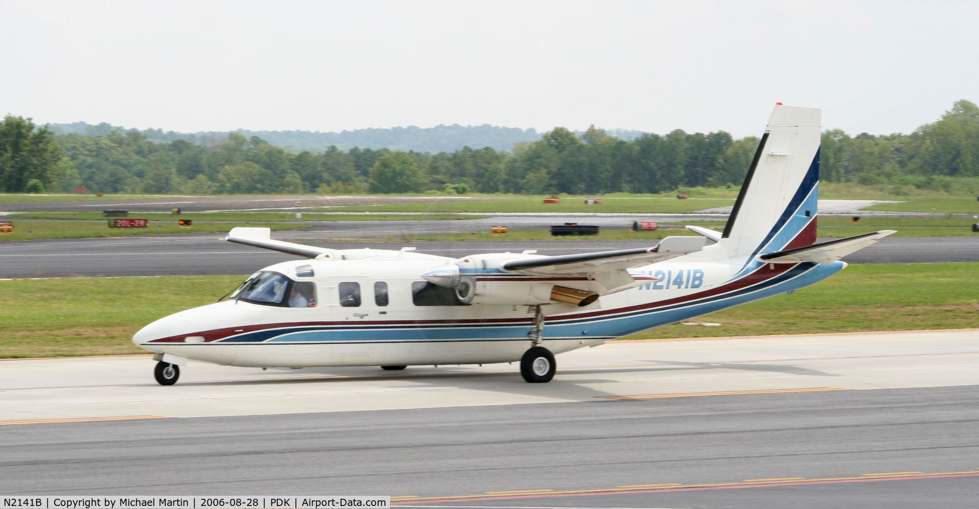 N2141B, 1978 Rockwell 690B Turbo Commander C/N 11484, Taxing to Epps Air Service