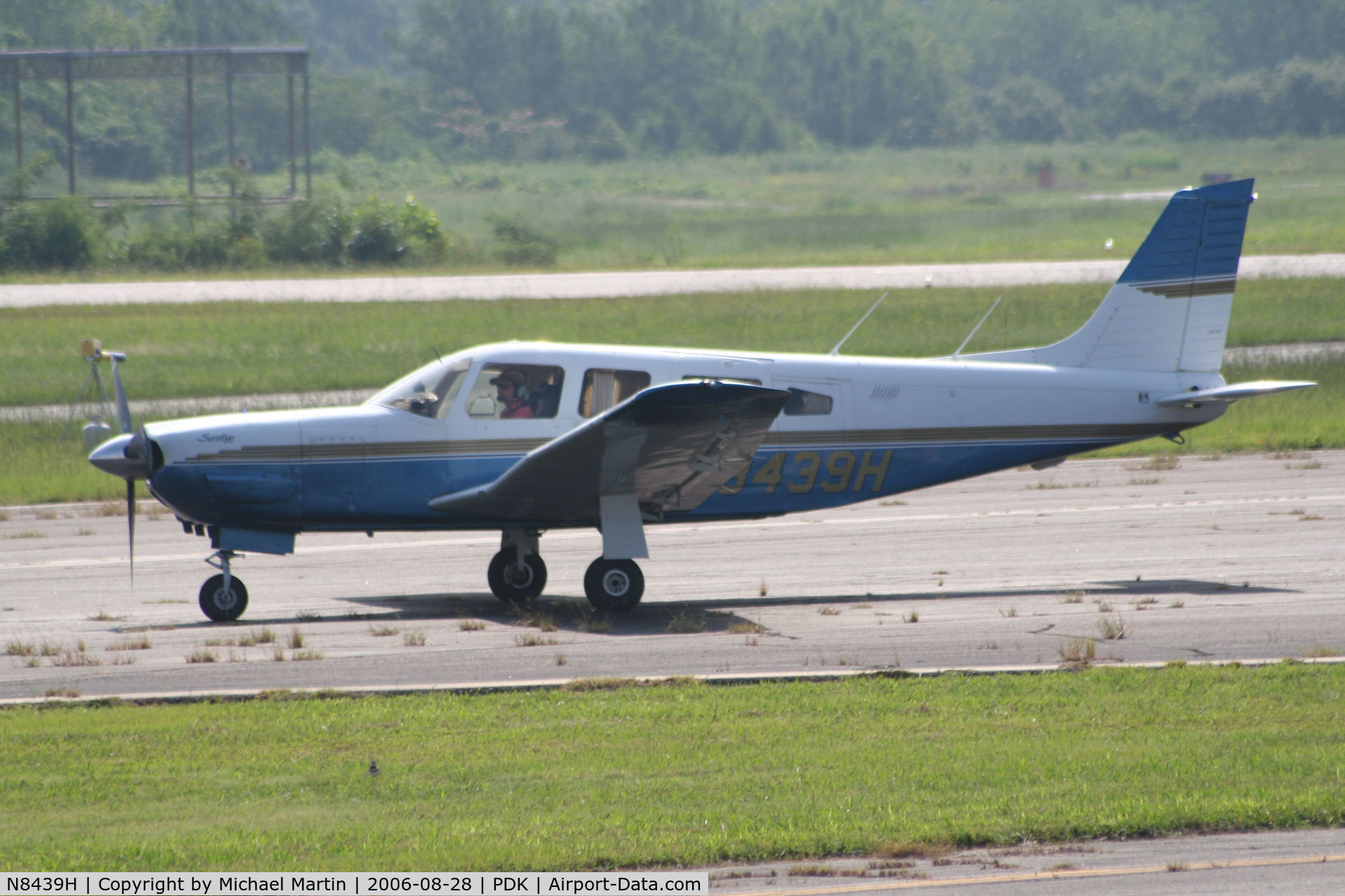N8439H, 1981 Piper PA-32R-301 Saratoga SP C/N 32R-8113116, Taxing to Epps Air Service