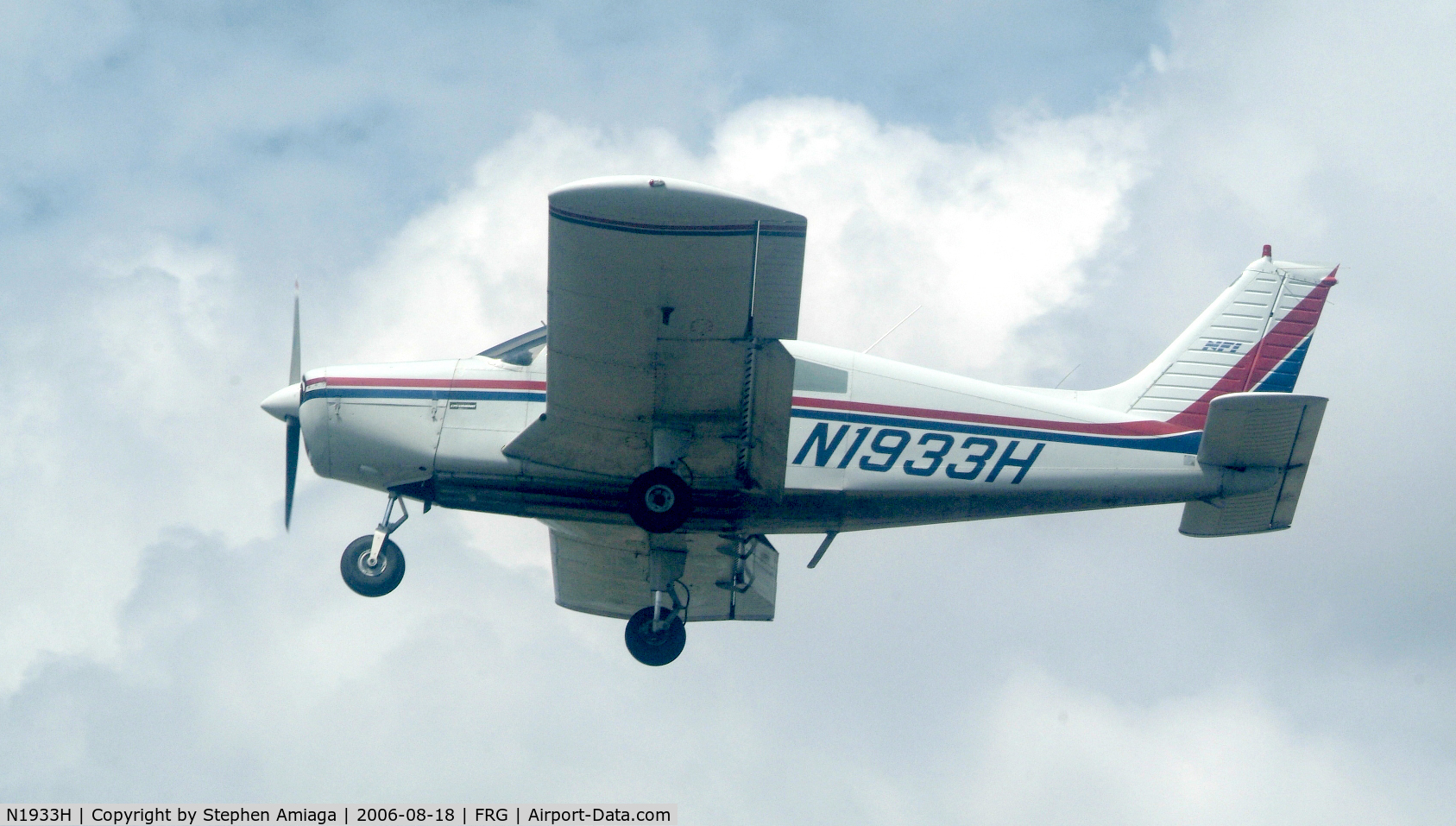 N1933H, 1977 Piper PA-28-140 Cherokee C/N 28-7725170, 33H, short final 19.