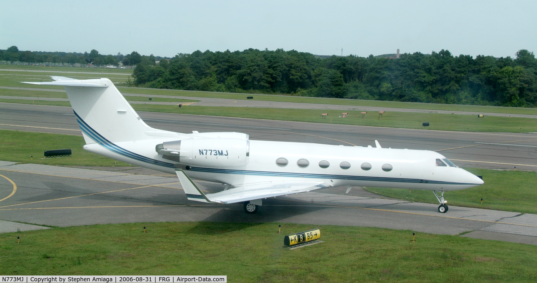 N773MJ, 1993 Gulfstream Aerospace G-IV C/N 1225, G-IV taxiing to the active RWY 1.