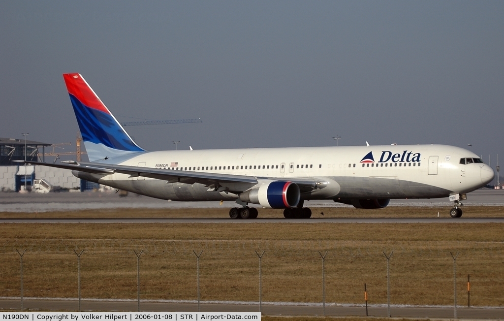 N190DN, 1997 Boeing 767-332 C/N 28447, after touch down at str