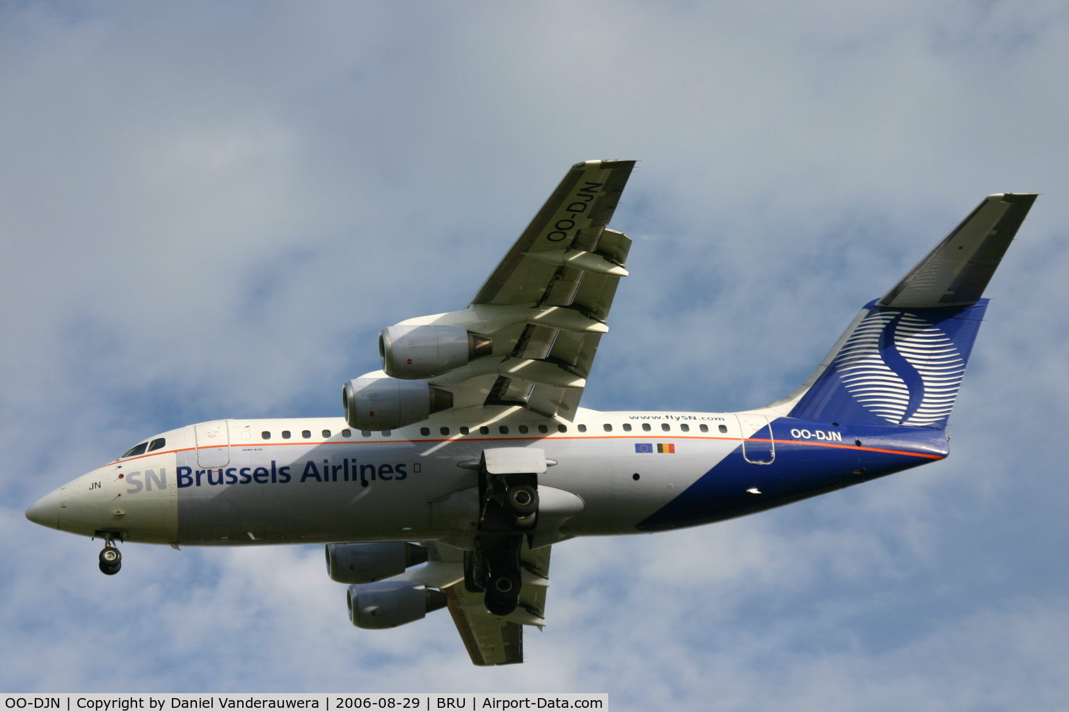 OO-DJN, 1995 British Aerospace Avro 146-RJ85 C/N E.2275, short to land on rwy 25R