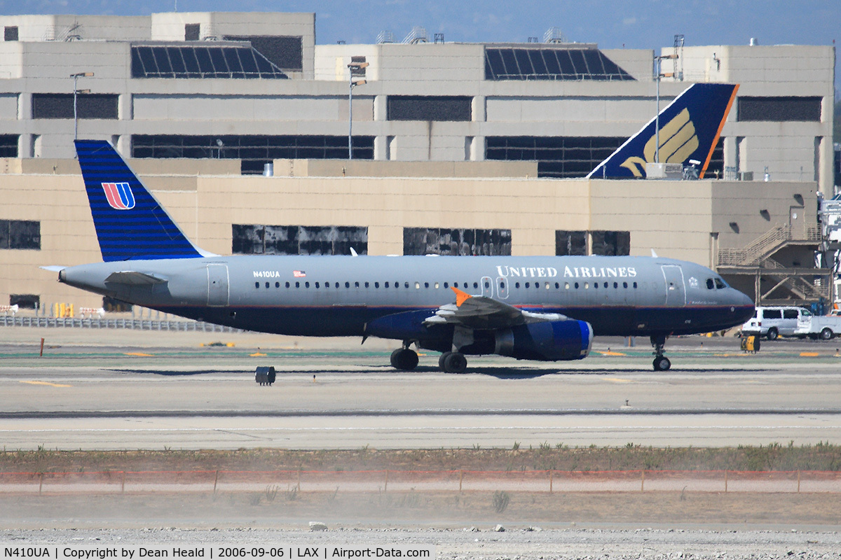 N410UA, 1994 Airbus A320-232 C/N 463, United Airlines N410UA taxiing to the gate after arrival on the North Complex.