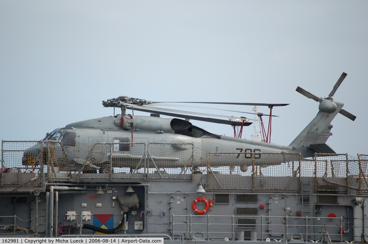 162981, Sikorsky SH-60B Seahawk C/N 70-0467, Sikorsky SH-60B Seahawk (S-70B-1) on ship accompanying the aircraft carrier Kitty Hawk, Fremantle/Australia