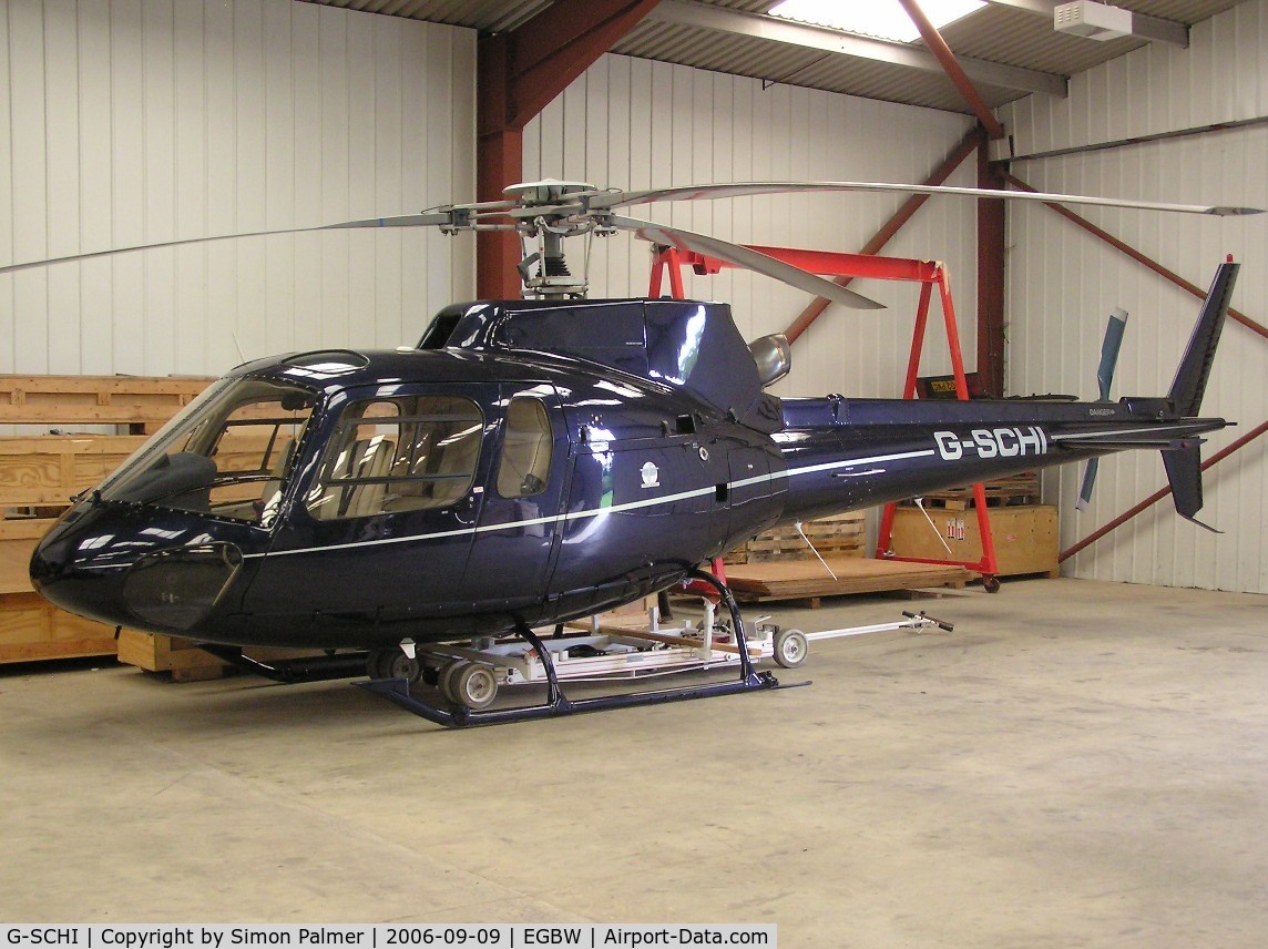 G-SCHI, 2000 Eurocopter AS-350B-2 Ecureuil Ecureuil C/N 3337, Aerospatiale AS350B2 in the hangar