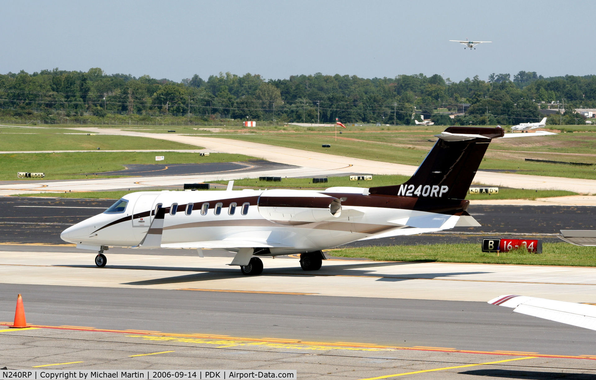 N240RP, 2005 Learjet 45 C/N 2025, Taxing to Epps Air Service