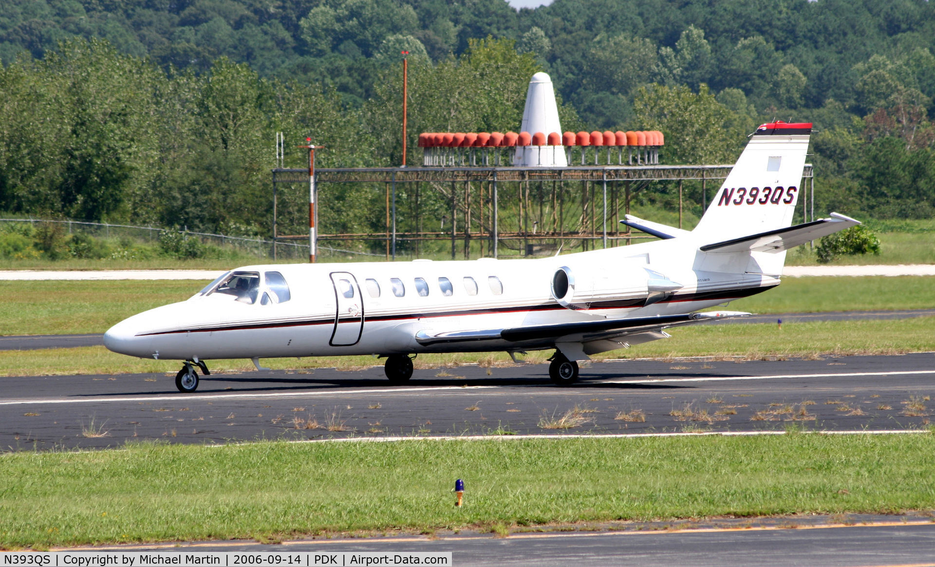 N393QS, 1996 Cessna 560 C/N 560-0393, Taxing to Runway 20L