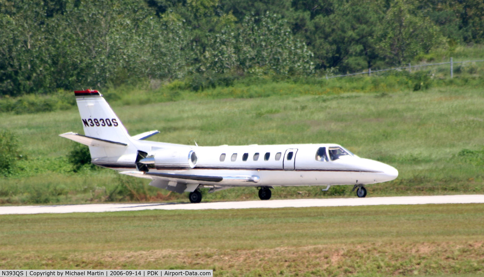 N393QS, 1996 Cessna 560 C/N 560-0393, LANDING 20L - Air Brakes Extended