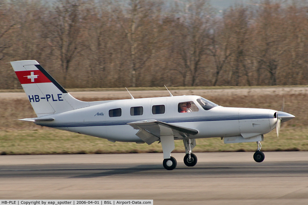 HB-PLE, 1988 Piper PA-46-310P Malibu C/N 46-08121, landing on runway 16