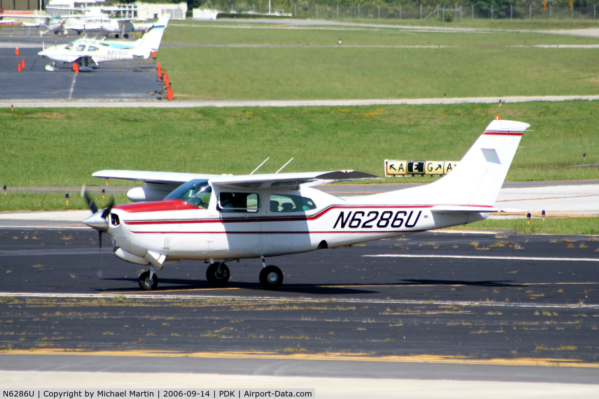 N6286U, 1985 Cessna T210R Turbo Centurion C/N 21064930, Taxing to Epps Air Service