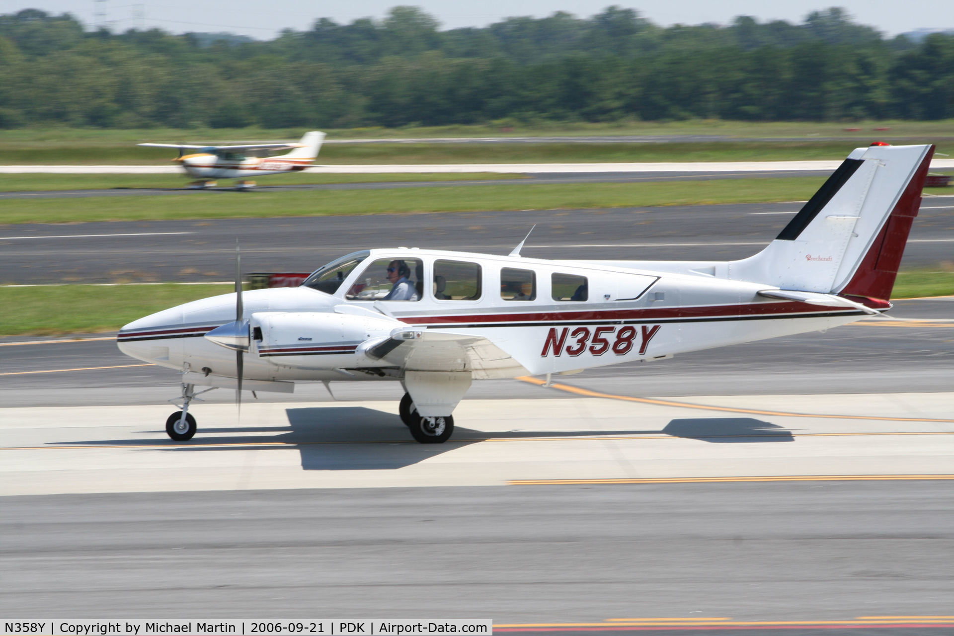 N358Y, 1989 Beech 58 Baron C/N TH-1551, Taxing to Epps Air Service