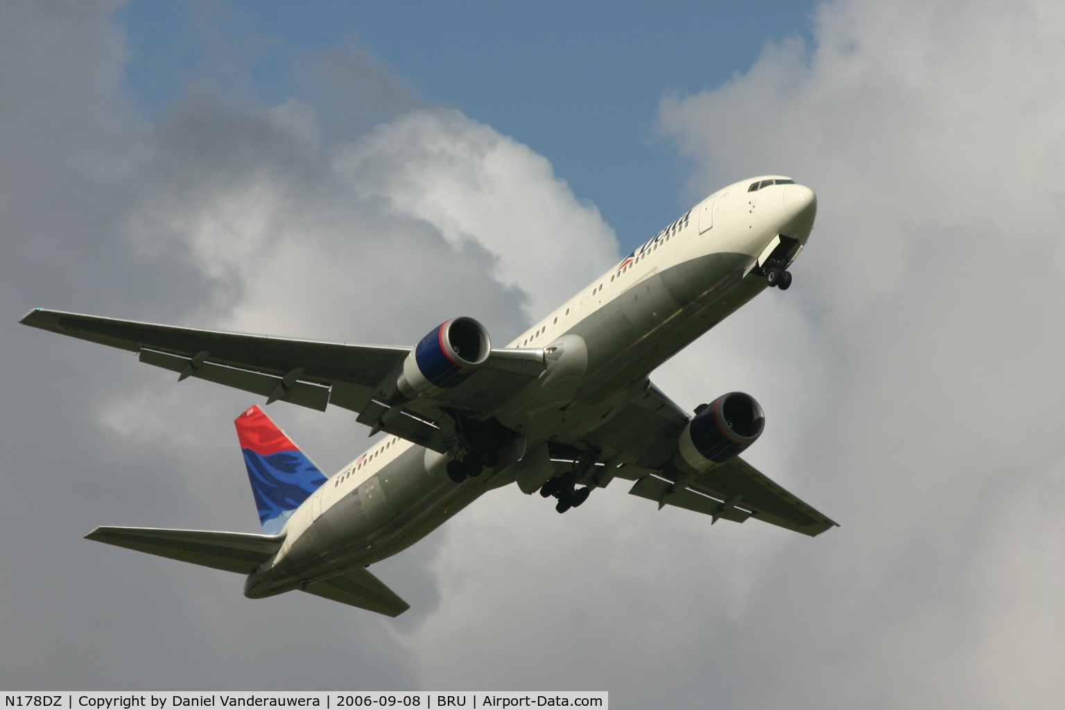 N178DZ, 2000 Boeing 767-332/ER C/N 30596, flight DL125 takes off from rwy 07R to Atlanta