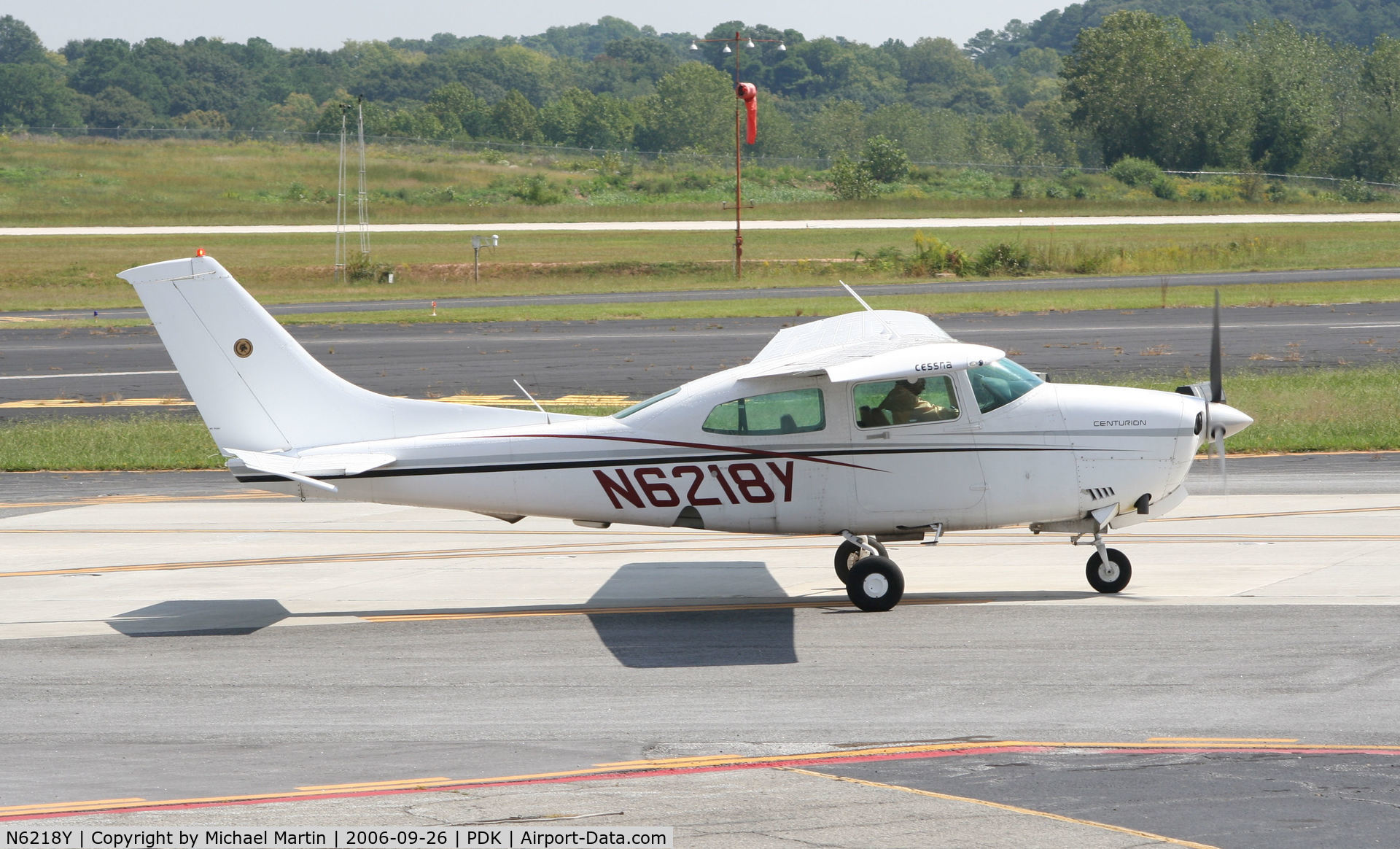 N6218Y, 1981 Cessna T210N Turbo Centurion C/N 21064299, Taxing to Runway 2L