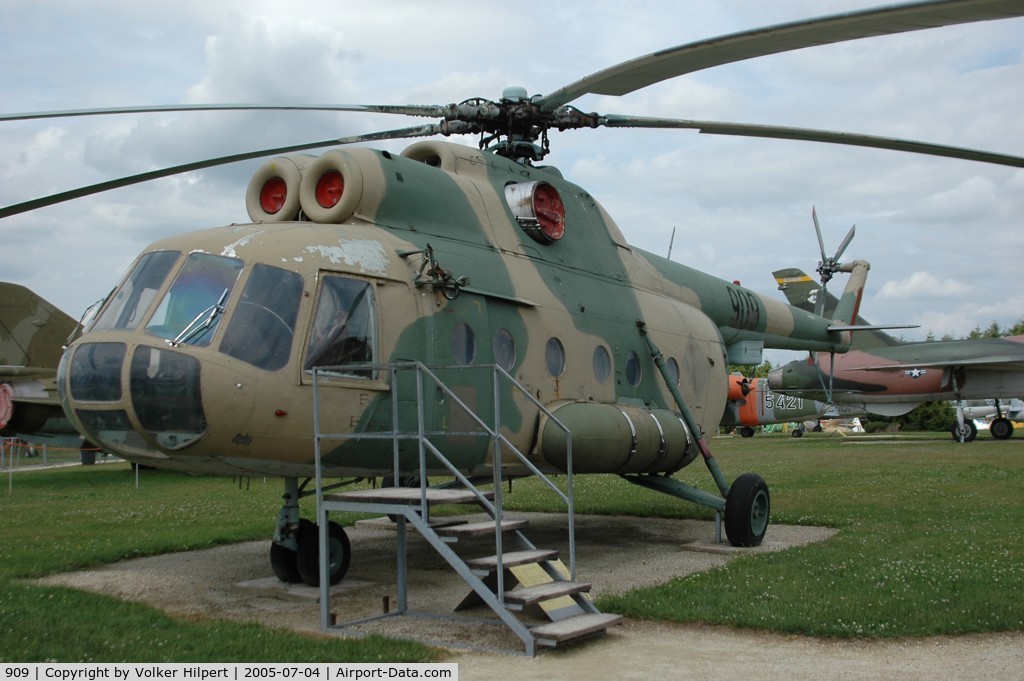 909, 1974 Mil Mi-8T Hip C/N 10525, Mil Mi-8