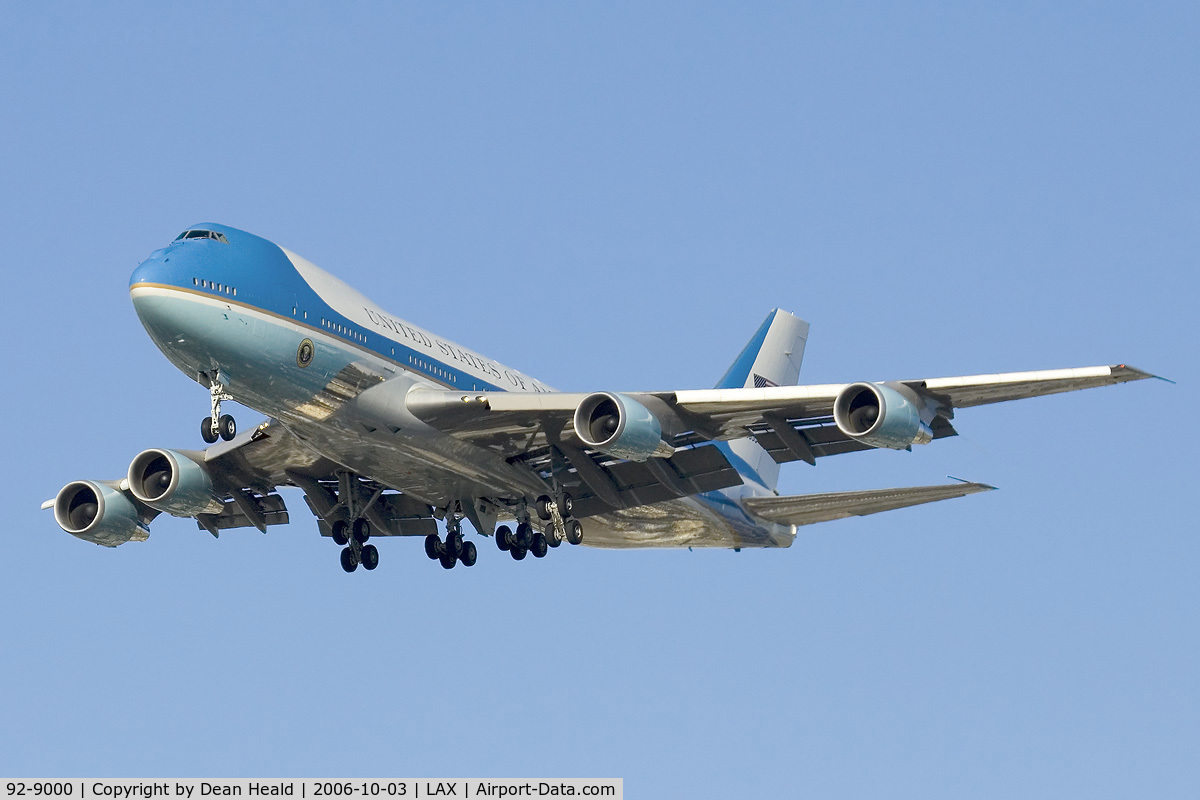 92-9000, 1987 Boeing VC-25A C/N 23825, Air Force One, with President George W. Bush on-board, on approach to RWY 24L at LAX.