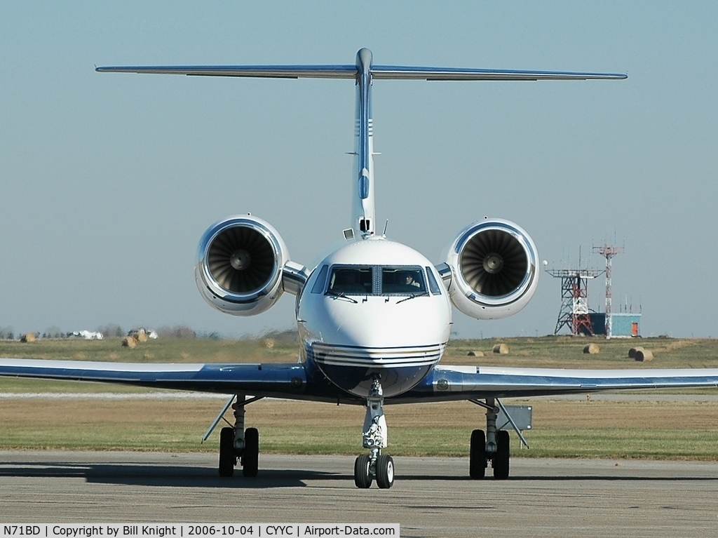 N71BD, 2000 Gulfstream Aerospace G-IV-SP C/N 1415, Pulling up to Canada Customs