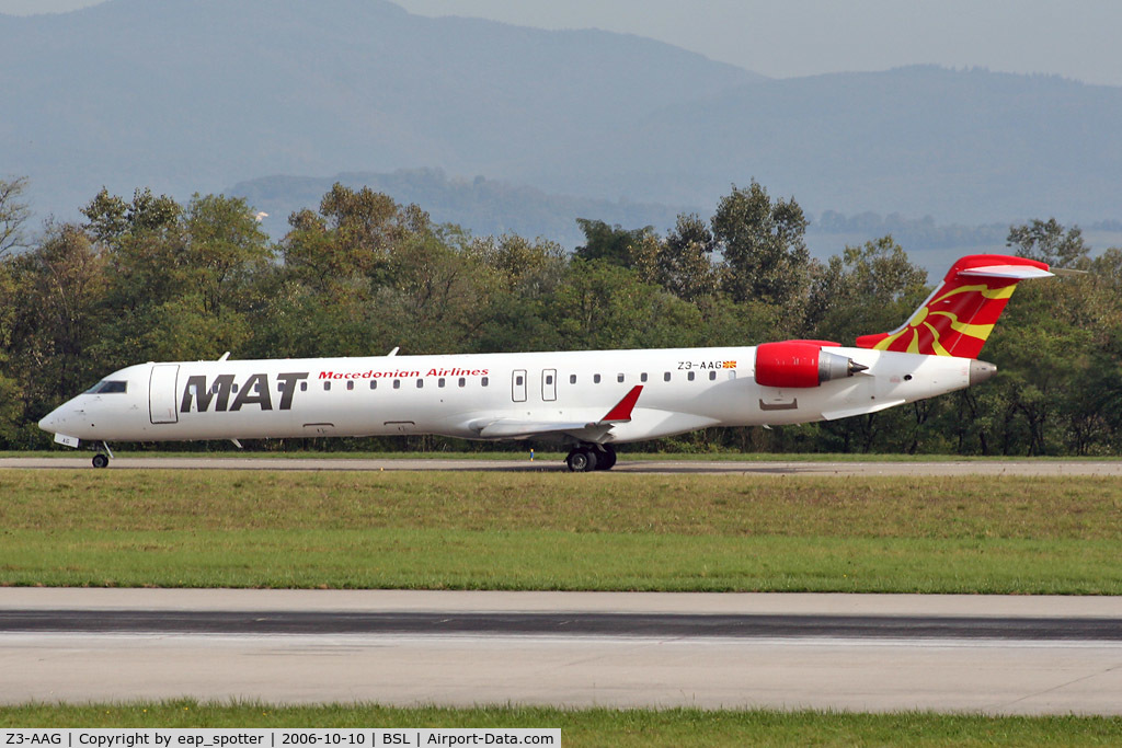 Z3-AAG, 2001 Bombardier CRJ-900LR (CL-600-2D24) C/N 15001, taxi to holding-point 16