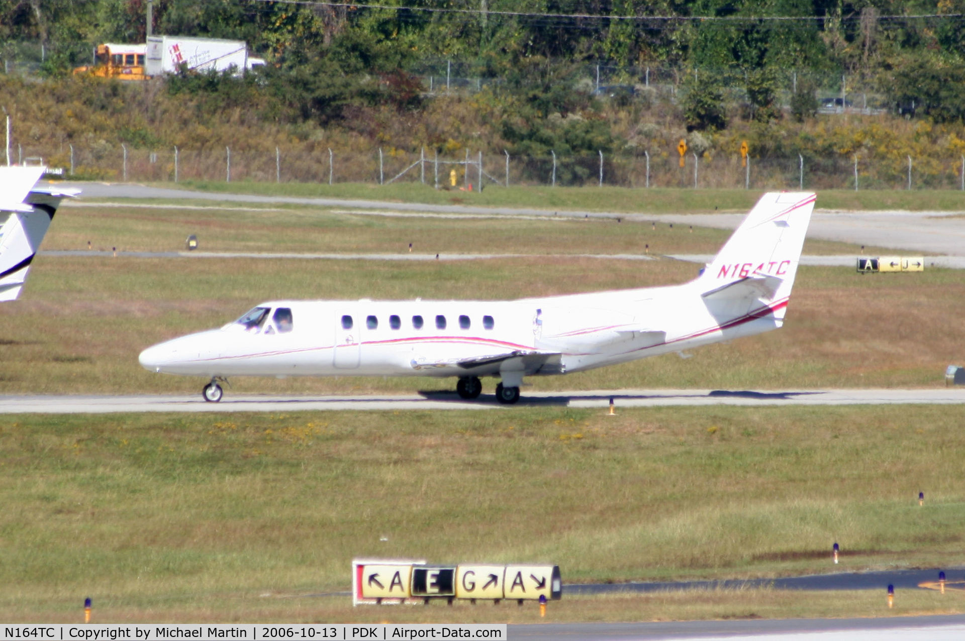 N164TC, 1992 Cessna 560 Citation V Ultra Encore C/N 560-0174, Taxing to Signature Flight Services