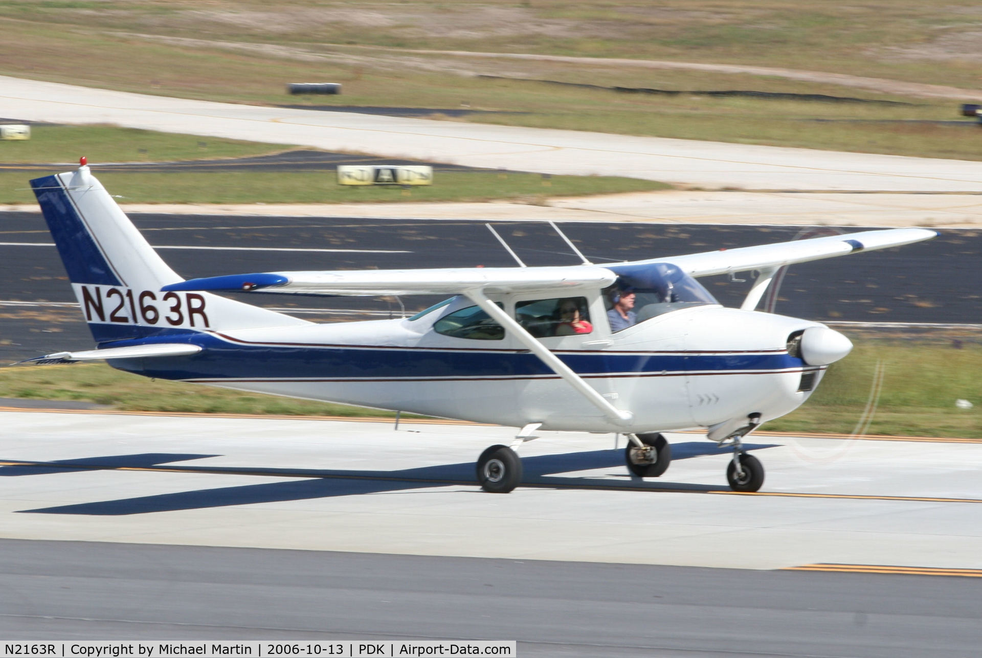 N2163R, 1964 Cessna 182G Skylane C/N 18255363, Taxing to Runway 34