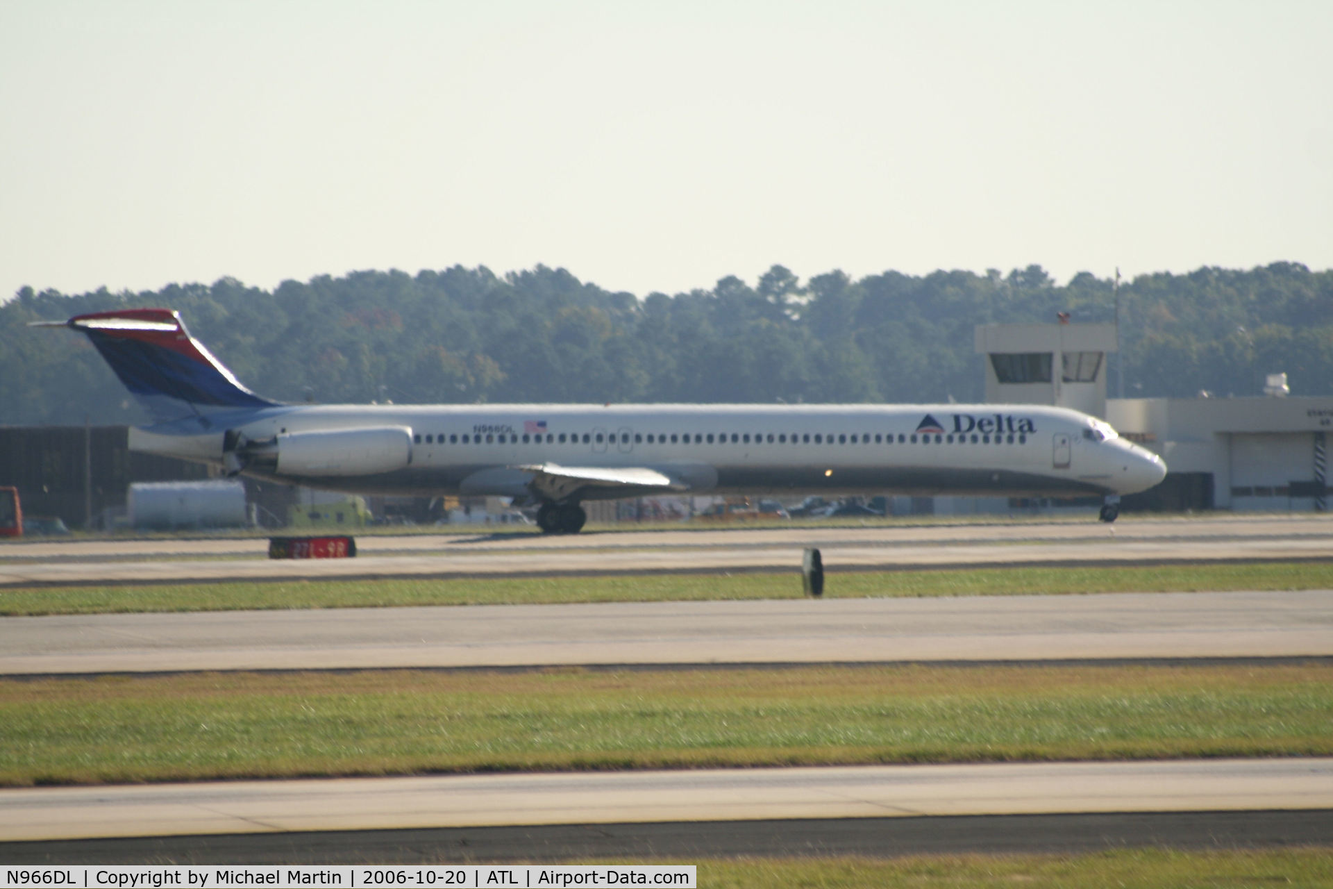 N966DL, 1990 McDonnell Douglas MD-88 C/N 53115, Landing Runway 27L