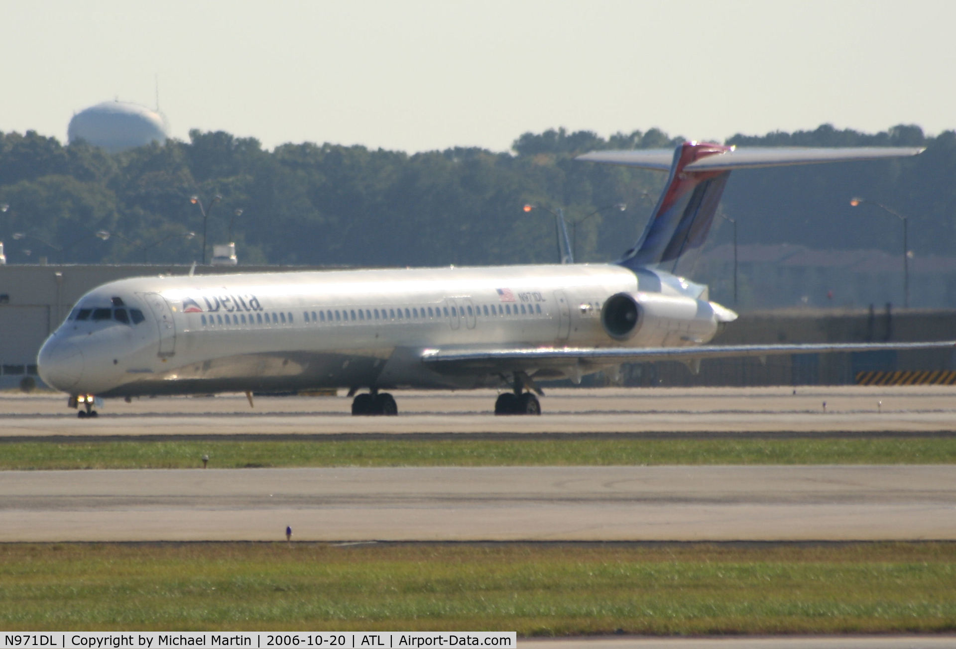 N971DL, 1991 McDonnell Douglas MD-88 C/N 53214, Taxing to Terminal