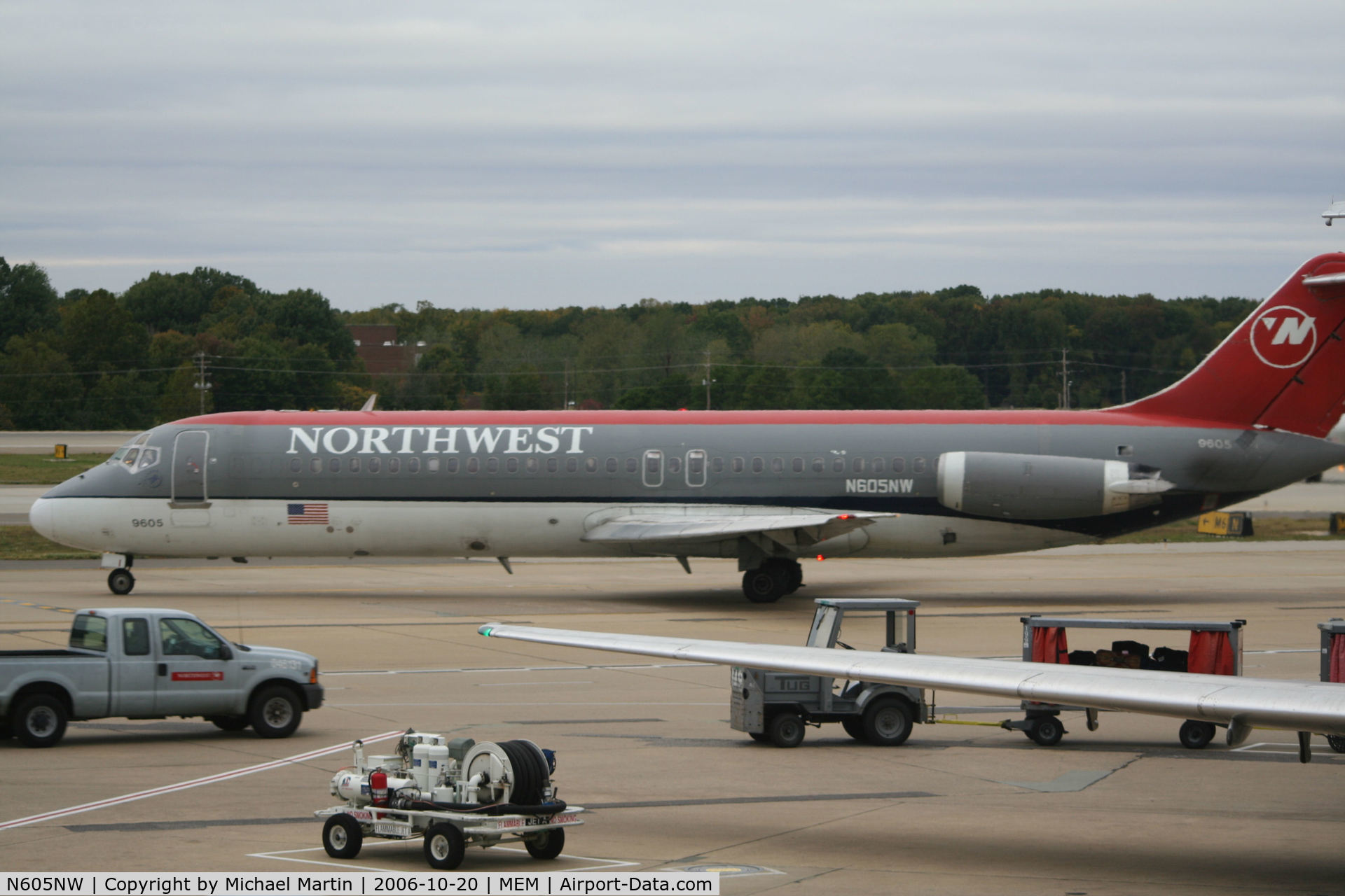 N605NW, 1968 Douglas DC-9-32 C/N 47223, Taxing to Runway 36R