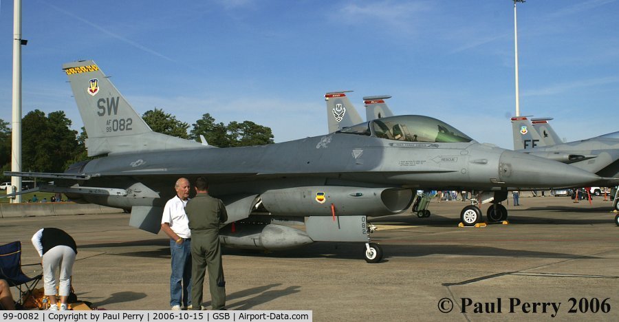 99-0082, 1999 Lockheed Martin F-16CJ Fighting Falcon C/N CC-217, Another Shaw Viper, with her driver talking to an admirer