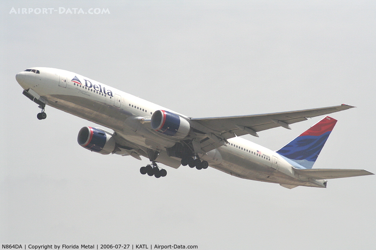 N864DA, 1999 Boeing 777-232 C/N 29736, Delta 777 taking off from Atlanta