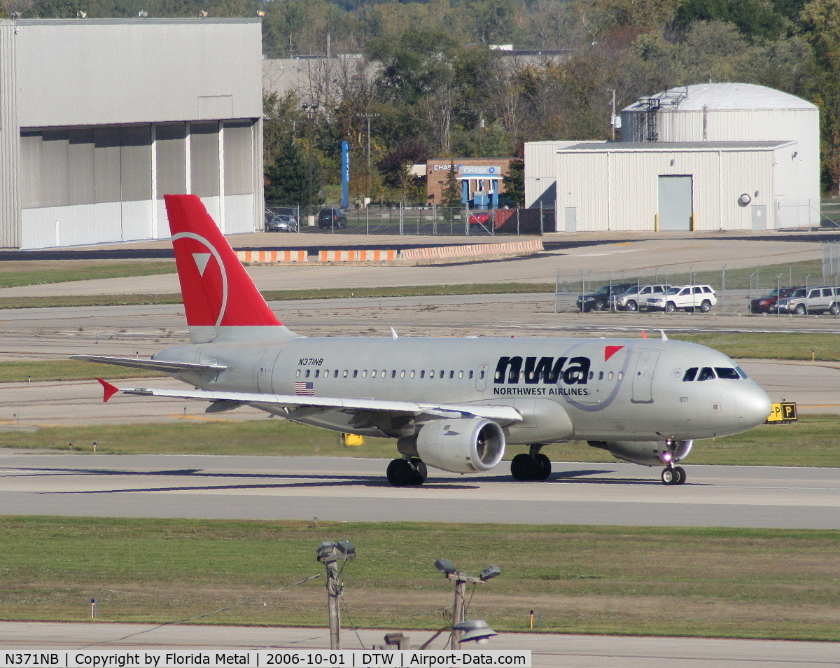 N371NB, 2003 Airbus A319-114 C/N 2095, Taking off on 21R