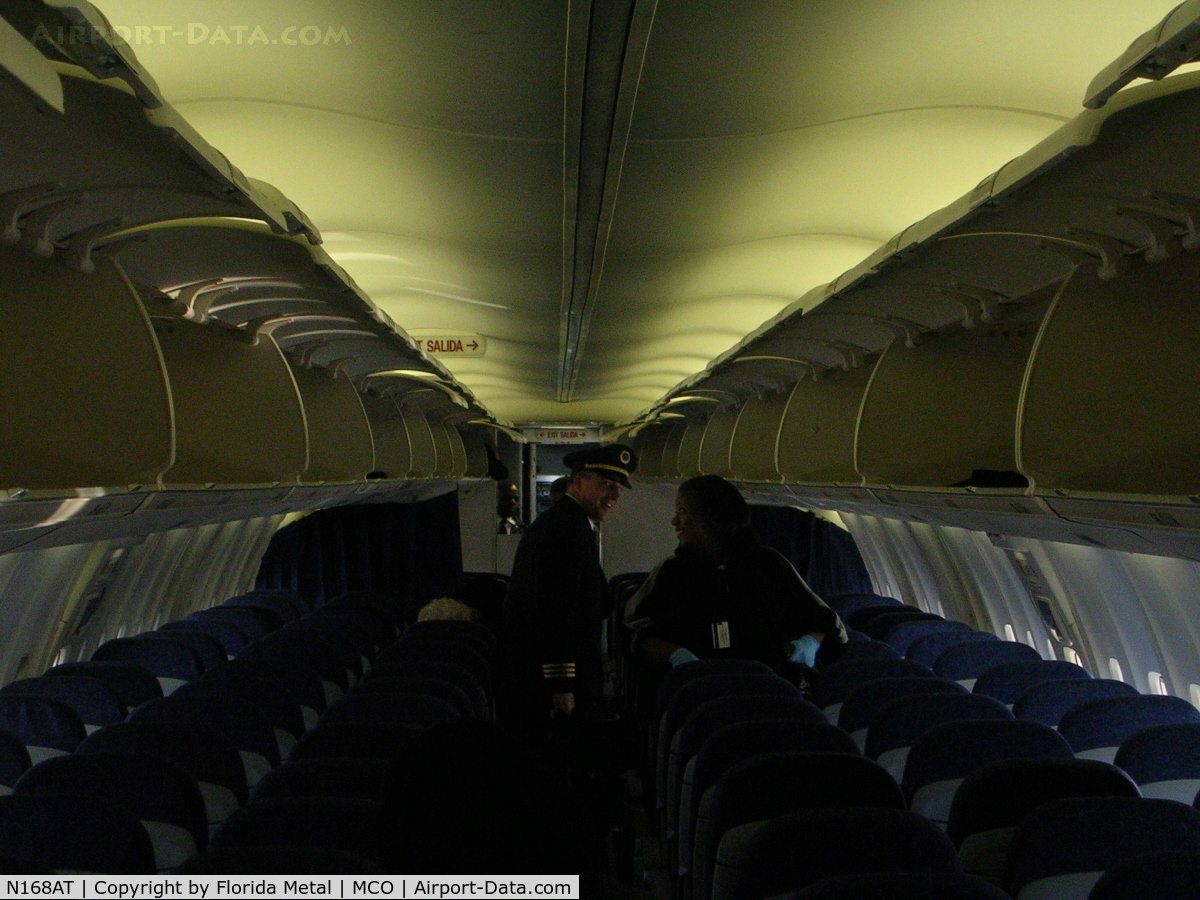 N168AT, 2004 Boeing 737-76N C/N 32653, cabin