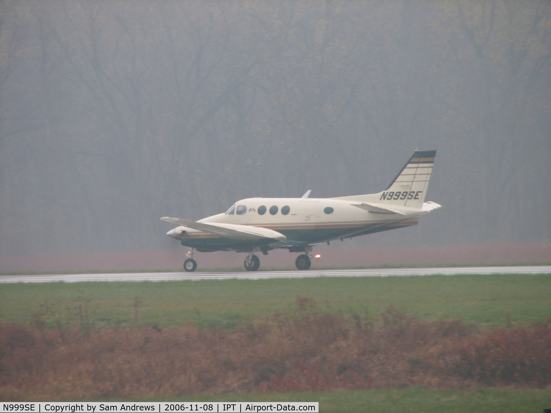 N999SE, Beech E-90 King Air C/N LW-344, Starting the takeoff run going to Teterboro.