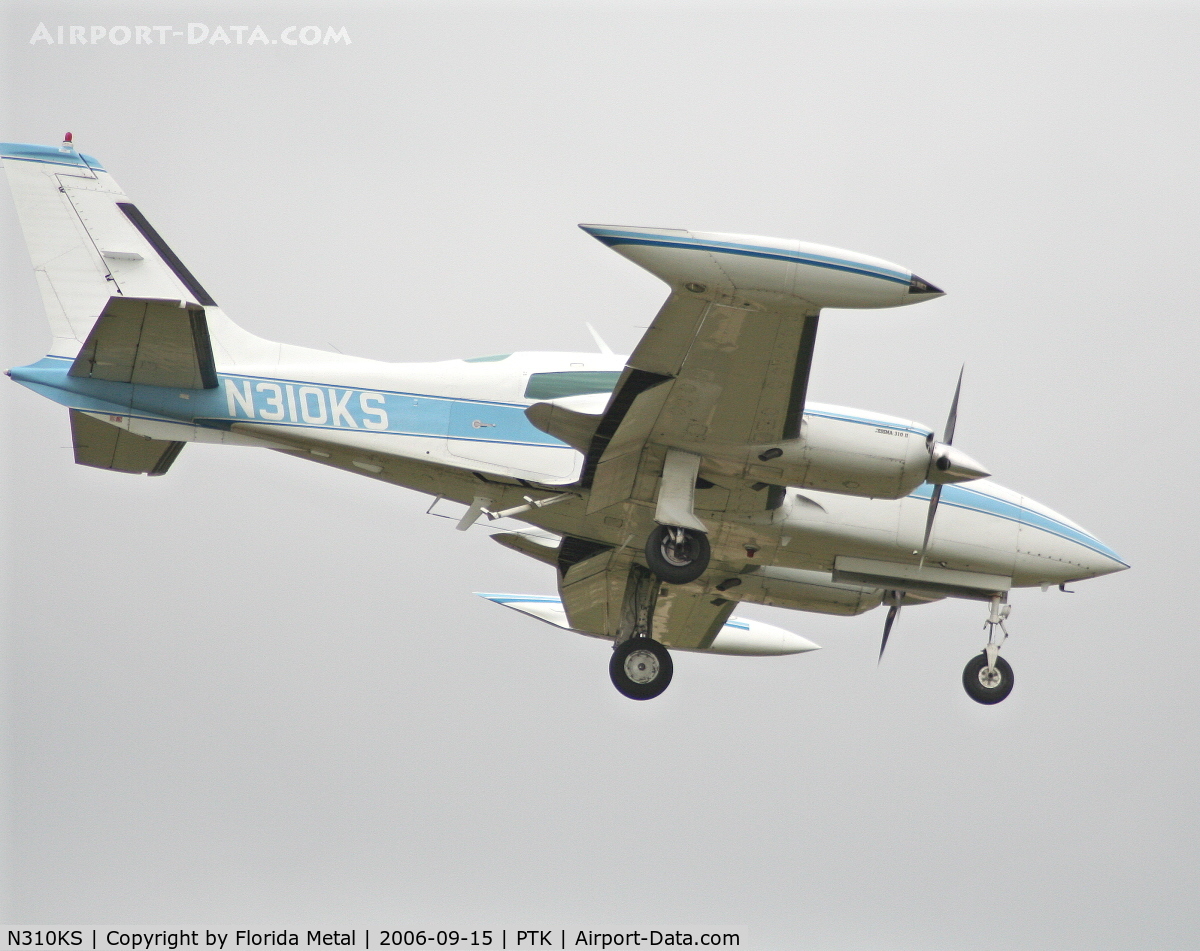 N310KS, 1979 Cessna 310R C/N 310R1501, landing