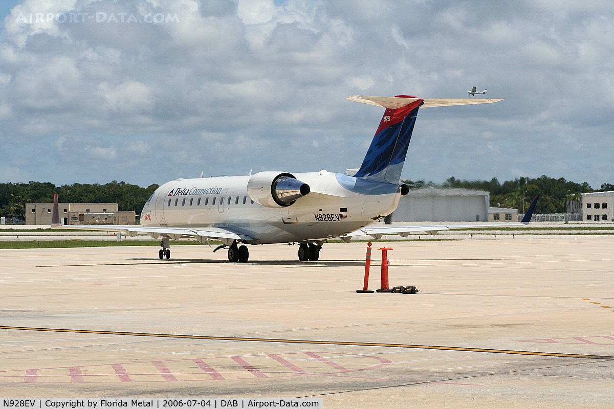 N928EV, 2004 Bombardier CRJ-200LR (CL-600-2B19) C/N 8006, Leaving for ATL