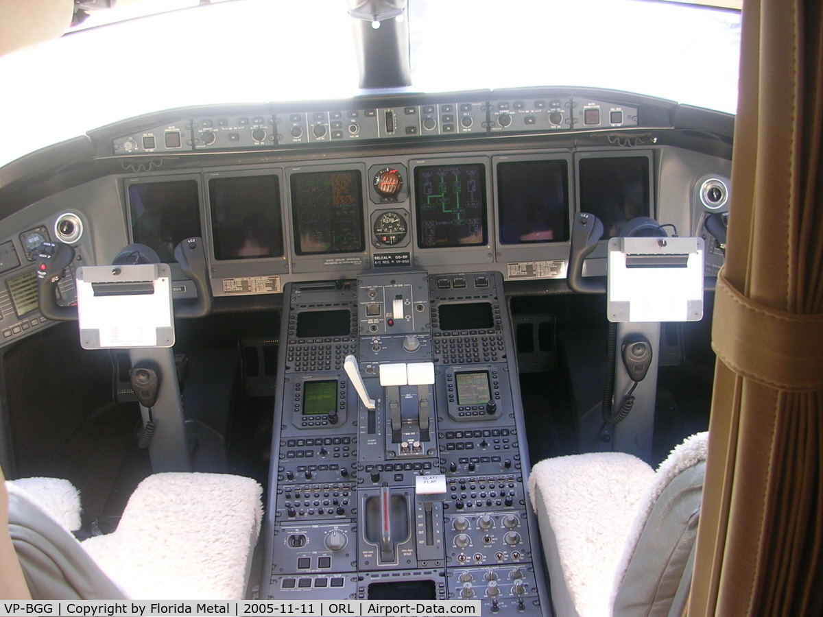 VP-BGG, 1999 Bombardier BD-700-1A10 Global Express C/N 9018, cockpit
