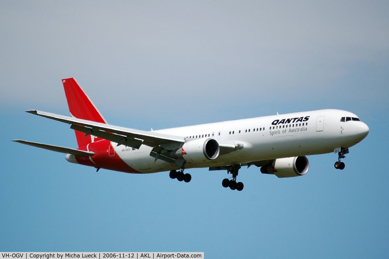 VH-OGV, 2000 Boeing 767-338 C/N 30186, On approach to Auckland