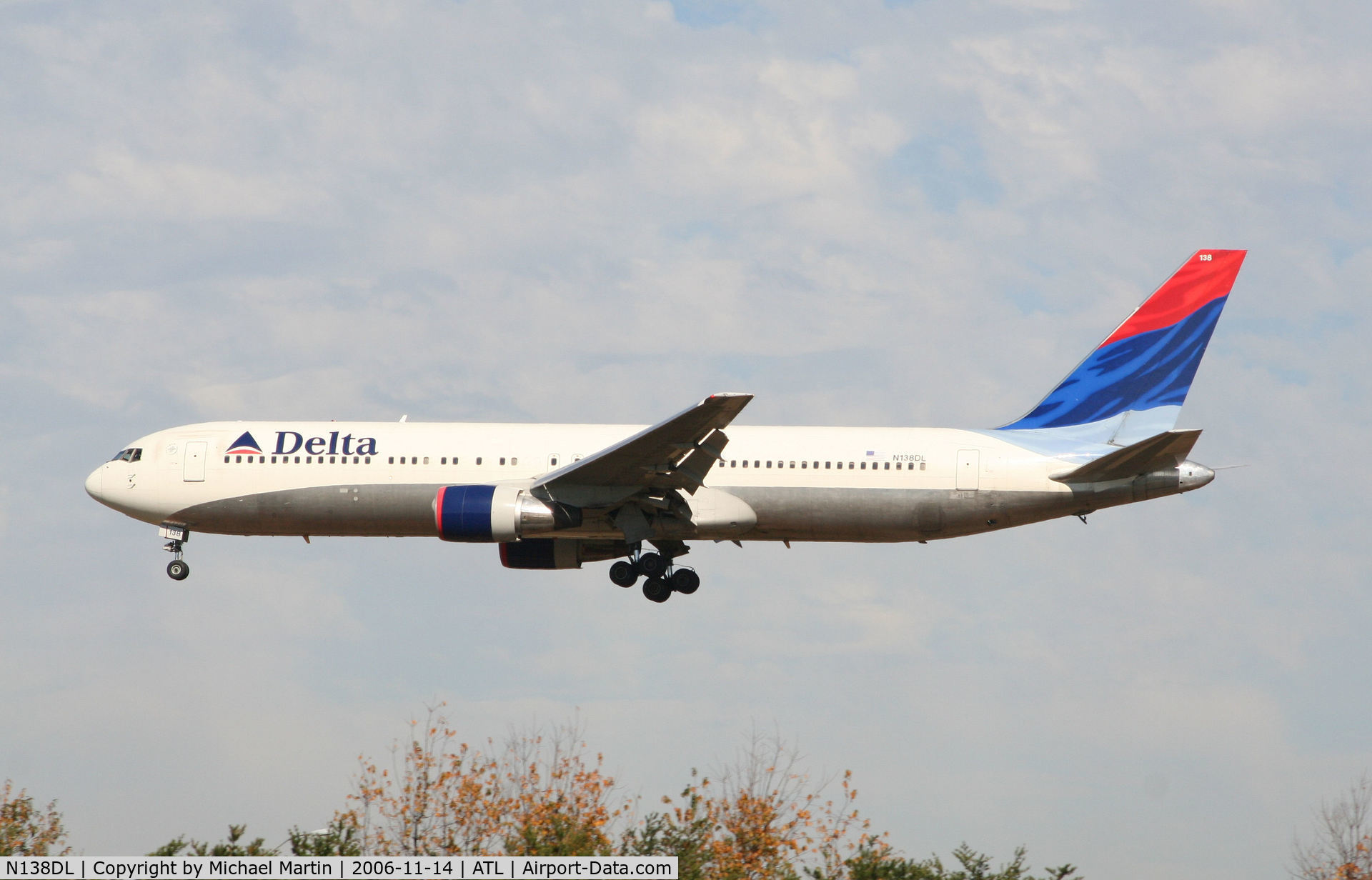 N138DL, 1991 Boeing 767-332 C/N 25409, Over the numbers of 27L