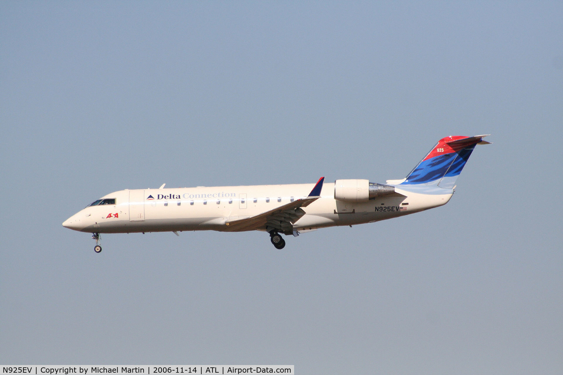 N925EV, 2003 Bombardier CRJ-200ER (CL-600-2B19) C/N 7831, Over the numbers of 27L