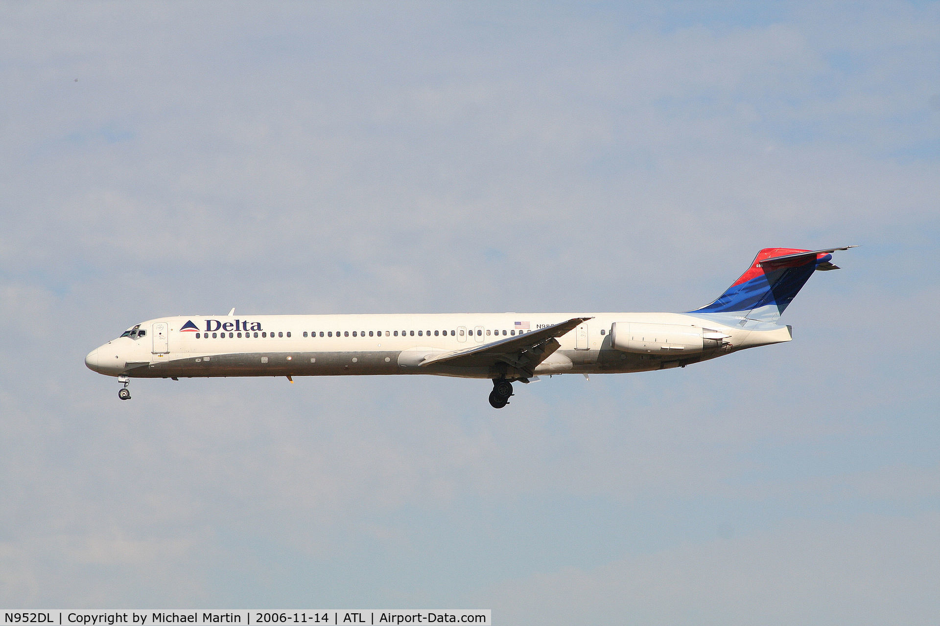 N952DL, 1990 McDonnell Douglas MD-88 C/N 49883, Over the numbers of 27L