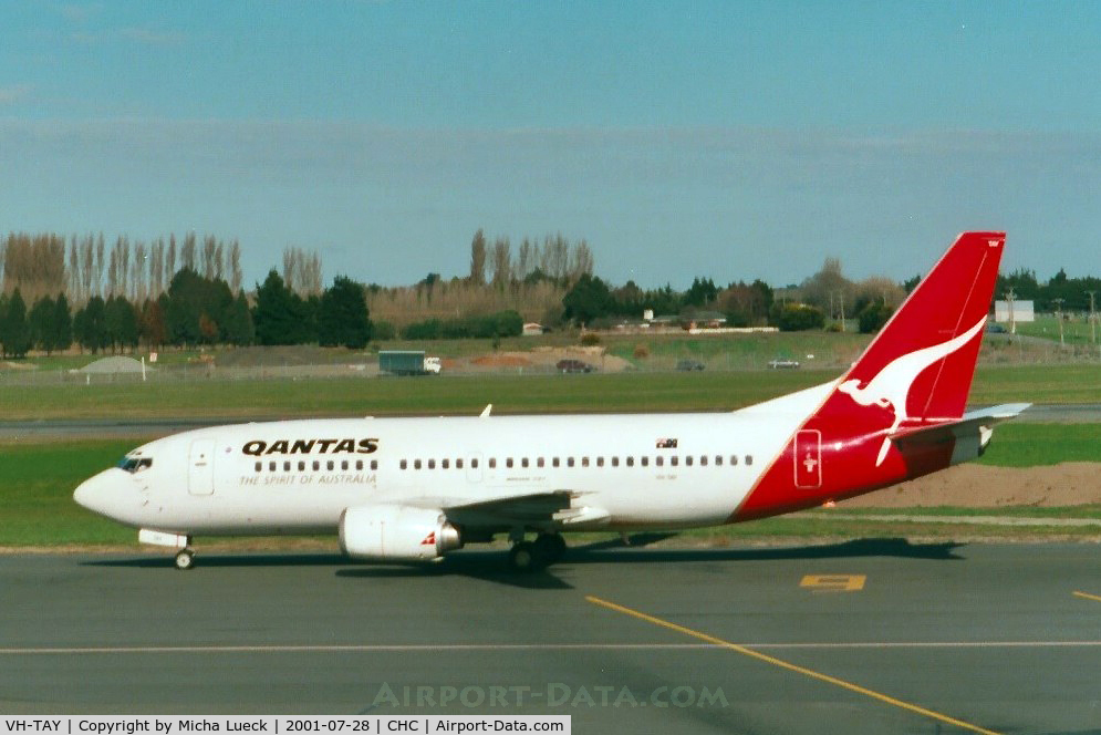 VH-TAY, 1987 Boeing 737-376 C/N 23490, Taxiing to the gate