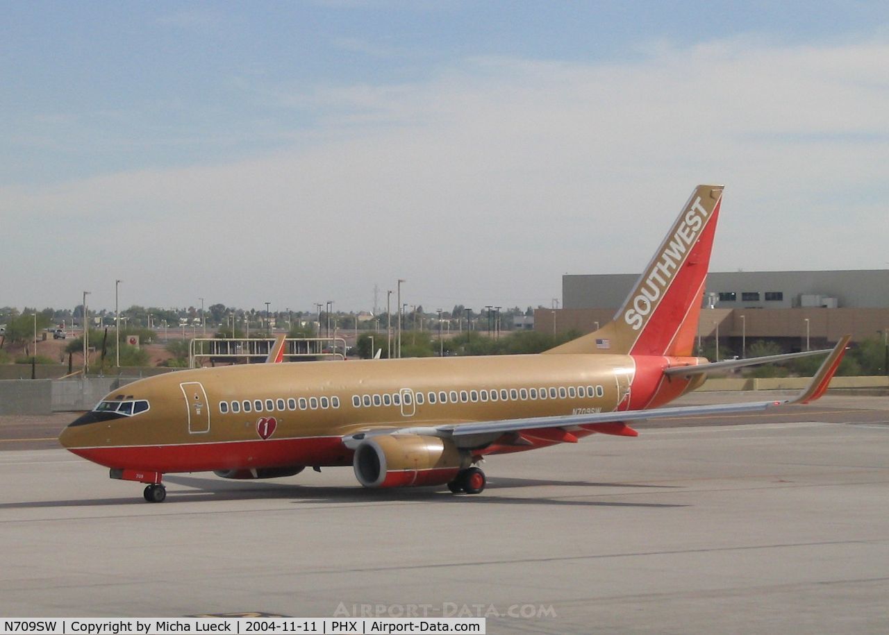 N709SW, 1998 Boeing 737-7H4 C/N 27843, Leaving Phoenix