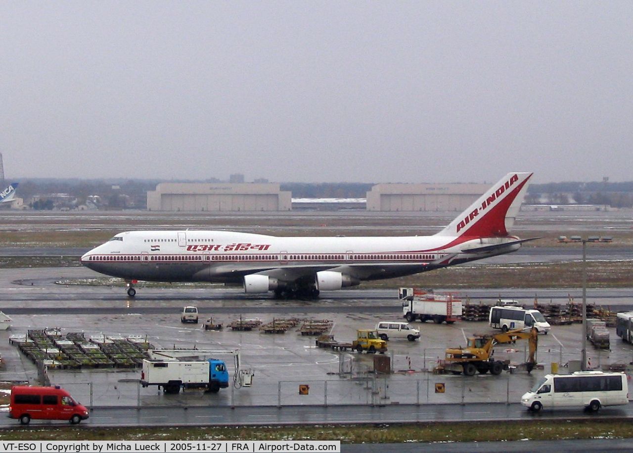 VT-ESO, 1993 Boeing 747-437 C/N 27165, Taxiing to the gate