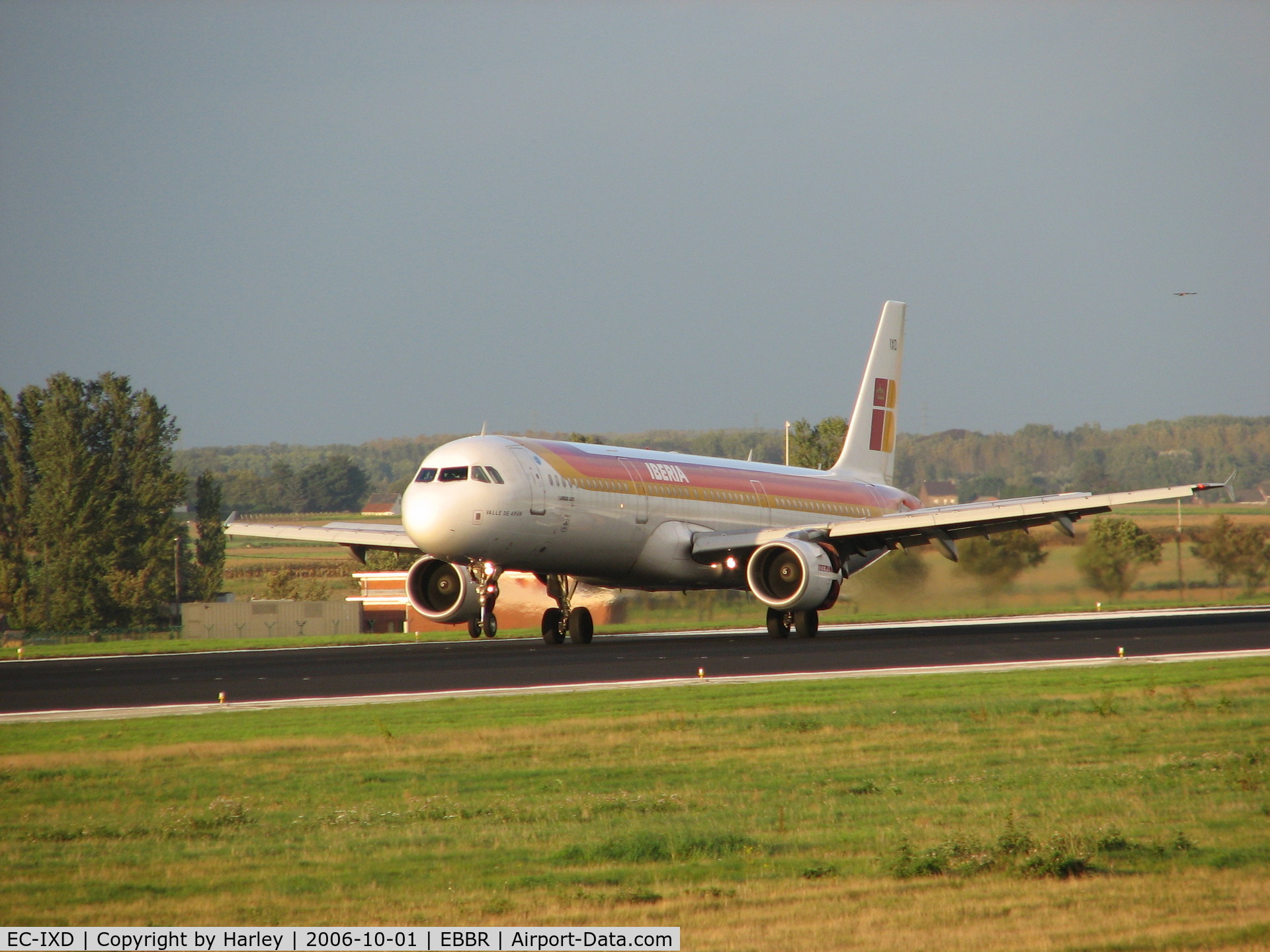EC-IXD, 2004 Airbus A321-211 C/N 2220, touch down RWY 25L in Brussels