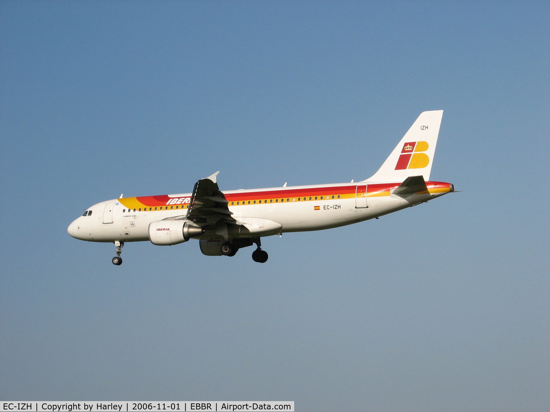 EC-IZH, 2004 Airbus A320-214 C/N 2225, Landing in Brussels on RWY 25L