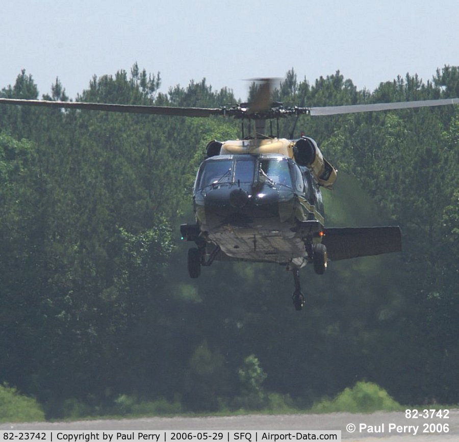 82-23742, 1982 Sikorsky VH-60A Black Hawk C/N 70.565, Leveled out, and coming down