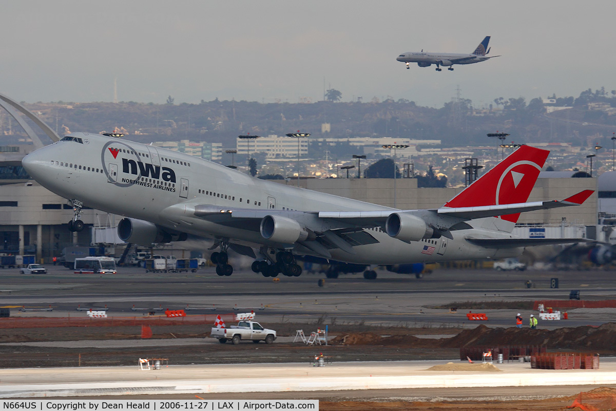 N664US, 1989 Boeing 747-451 C/N 23819, Northwest Airlines N664US (FLT NWA1) departing RWY 25R enroute to Narita Int'l (RJAA), while Continental Airlines FLT 1402 (a Boeing 752) from Newark /New York Liberty Int'l (KEWR) is on short-final to RWY 24R.