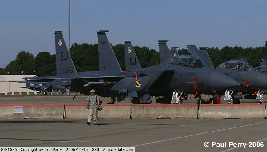 88-1676, 1988 McDonnell Douglas F-15E Strike Eagle C/N 1085/E060, With only one person in the frame, the size of the Strike Eagle is much more apparent